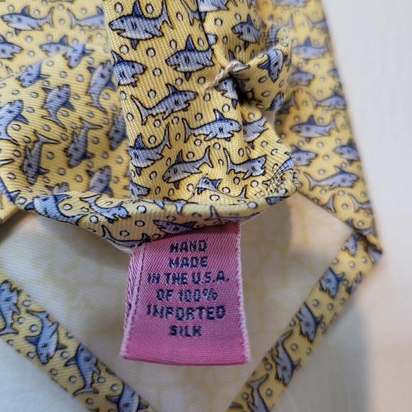 Vineyard Vines Neck Tie Yellow Blue Shark Print 100% Imported Silk - Picture 6 of 7
